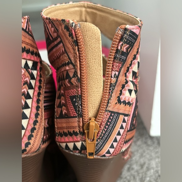 High heels, pattern zip up - Picture 3 of 4